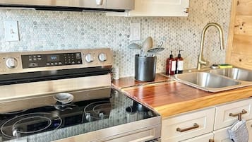 Refrigerador, cafetera y tetera y utensilios de cocina