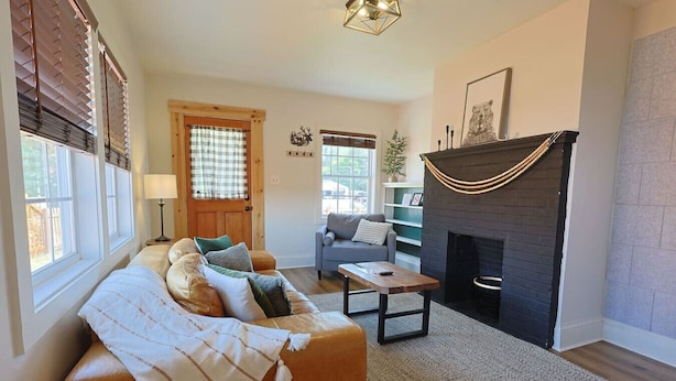 Una sala de estar acogedora con un sofá, una mesa de centro y una chimenea.