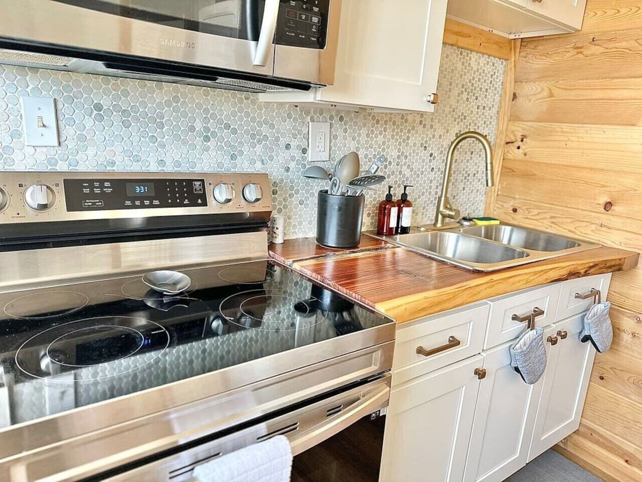 Kühlschrank, Wasserkocher mit Kaffee-/Teezubehör