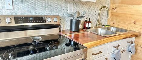 Kühlschrank, Wasserkocher mit Kaffee-/Teezubehör