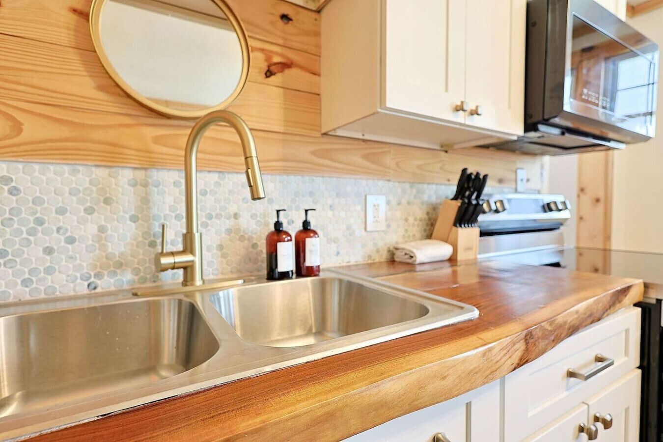 Kühlschrank, Geschirrspüler, Wasserkocher mit Kaffee-/Teezubehör