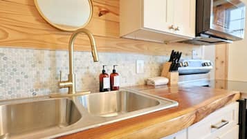 Kühlschrank, Geschirrspüler, Wasserkocher mit Kaffee-/Teezubehör