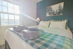 1 bedroom, desk, iron/ironing board, WiFi