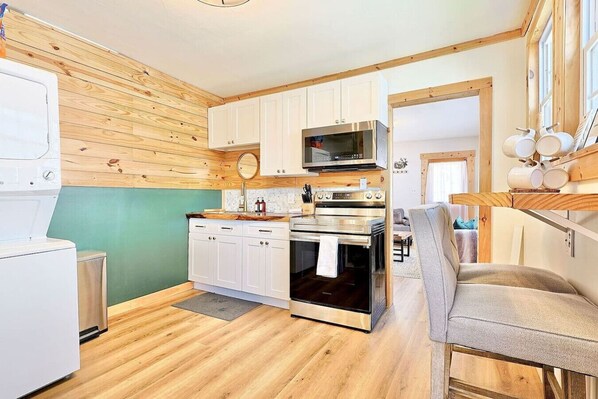 Kylskåp, diskmaskin och kaffe- och tebryggare