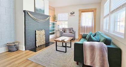 Cabin-Themed Duplex ⫸ Walk to Happy Holler