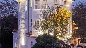 A multi-story building with a red-tiled roof, white exterior walls, and multiple windows. - White Palace Old City Boutique Hotel (Istanbul)