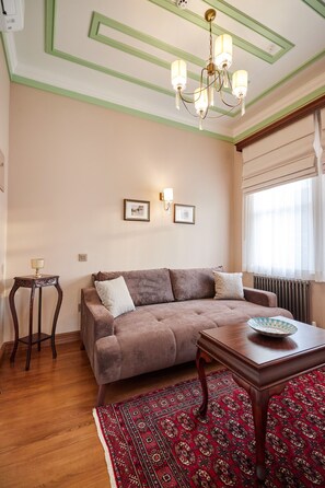 Junior-Studiosuite, Nichtraucher, eingeschränkter Meerblick | Wohnbereich