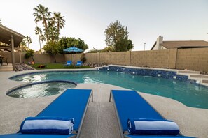 Piscina aquecida, espreguiçadeiras