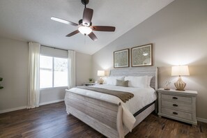 4 quartos, escrivaninha, ferros/tábuas de passar roupa, berço de viagem