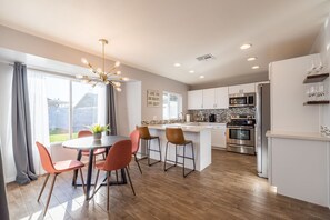 Fridge, microwave, oven, stovetop - Sunlit Retreat: Heated Pool, Arcade, ASU (Tempe)