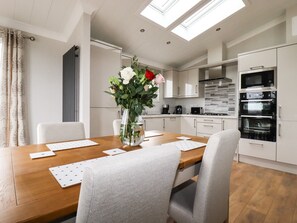 Cottage | Private kitchen | Fridge, microwave, dishwasher, electric kettle