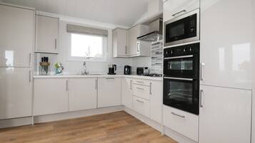 Cottage | Private kitchen | Fridge, dishwasher, electric kettle, toaster