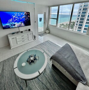 2 quartos, cofres nos quartos, escrivaninha