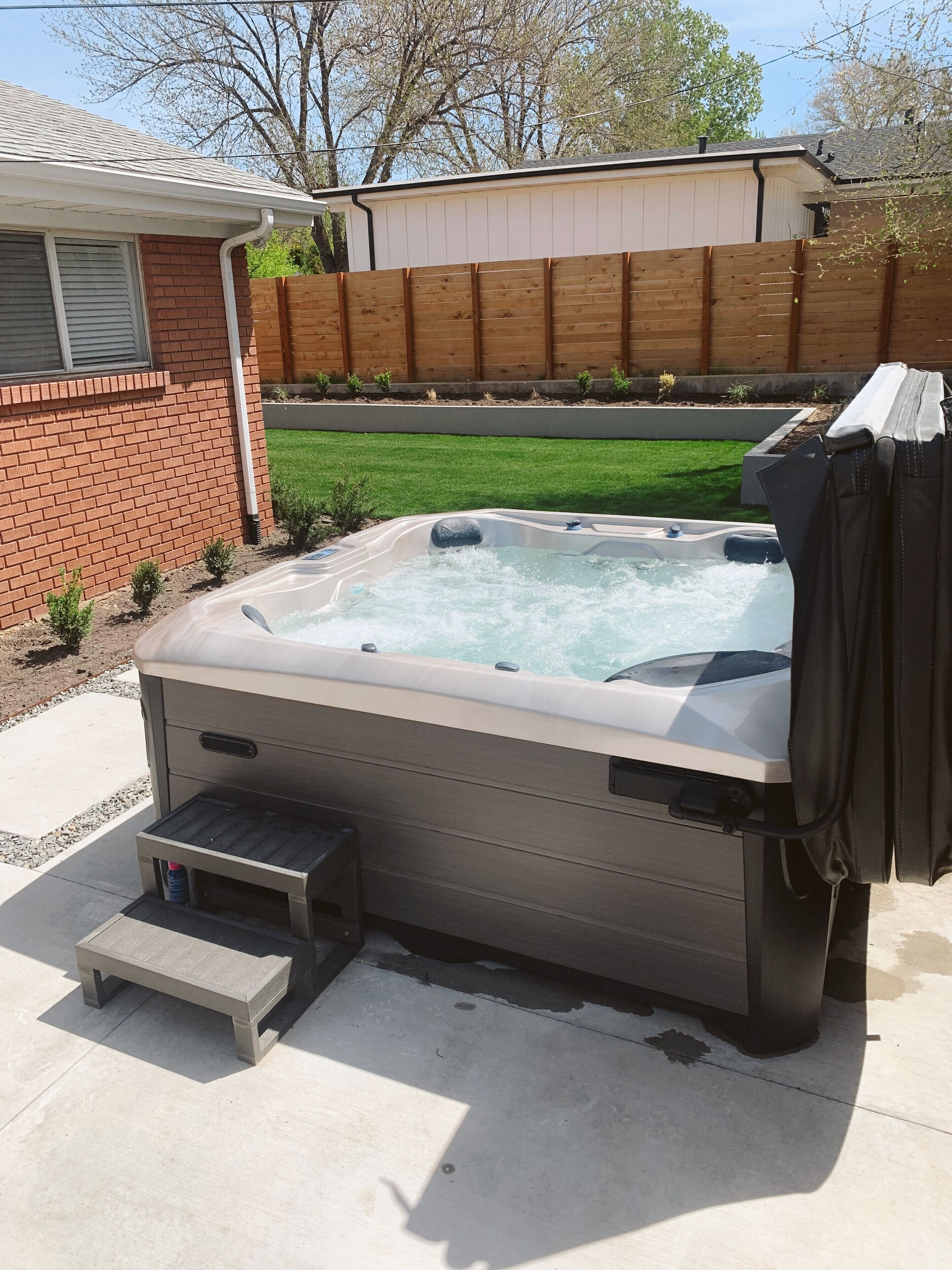 Modern Luxury House Hot Tub Firepit Backyard BBQ Relax Enjoy Family Time