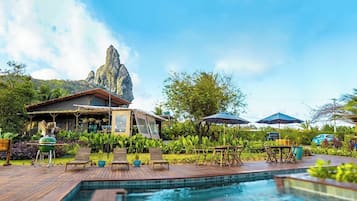 3 outdoor pools, pool umbrellas, pool loungers