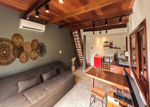 Designrum - 1 kingsize-säng | Vardagsrum | 45-tums smart-tv med kabelkanaler, Netflix och streamingtjänster