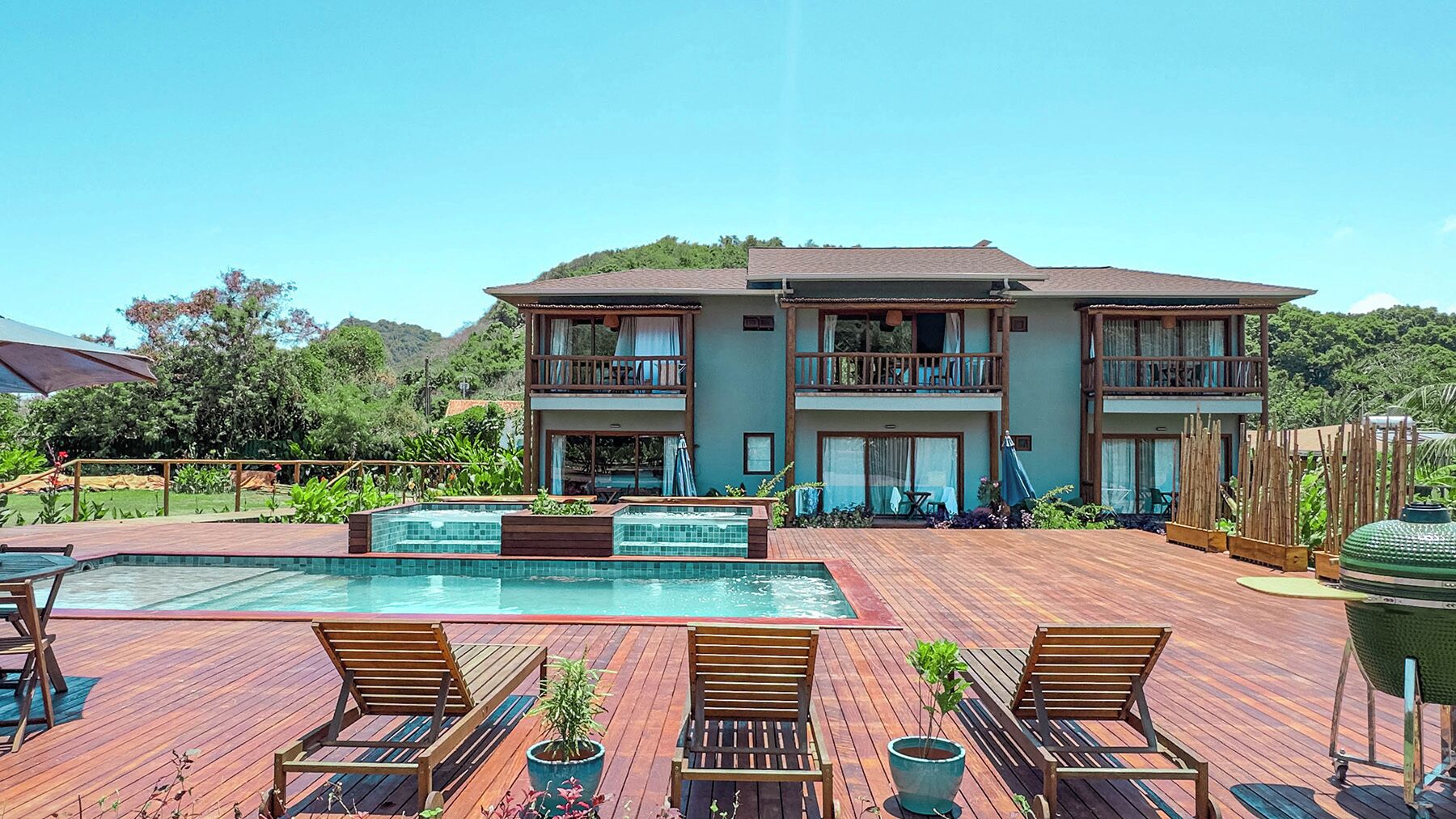 3 piscinas externas, guarda-sóis, espreguiçadeiras