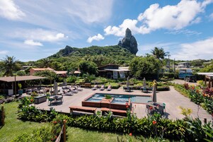 3 piscinas externas, guarda-sóis, espreguiçadeiras
