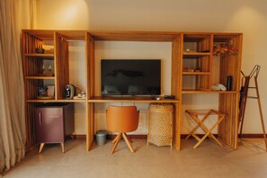 Literie de qualité, lit avec matelas à plateau-coussin, minibar