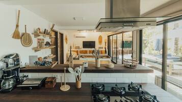 Apartamento família | Cozinha privada | Cafeteira/chaleira, torradeira, toalhas de papel