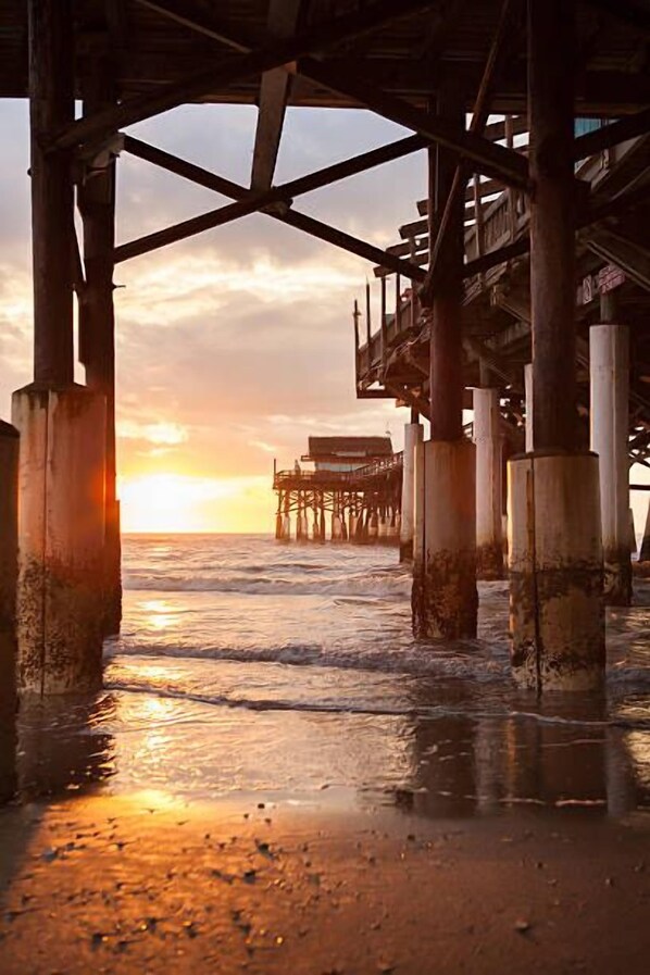 På stranden, solsenger og strandhåndklær