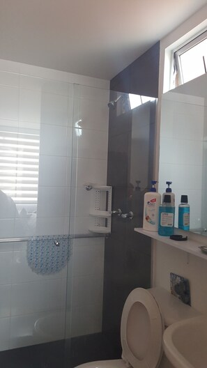 Een douche, een haardroger, handdoeken, zeep