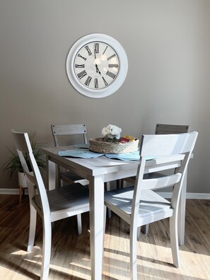 Dining - ✨BE OUR GUEST & RELAX! MINS. TO THE AIRPORT✨ (Jacksonville)