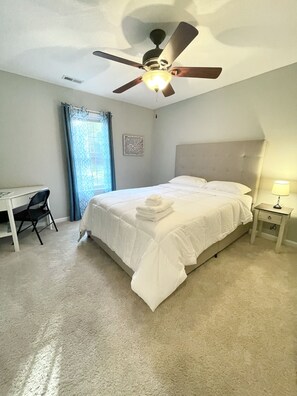 3 bedrooms, iron/ironing board, WiFi, bed sheets - ✨BE OUR GUEST & RELAX! MINS. TO THE AIRPORT✨ (Jacksonville)