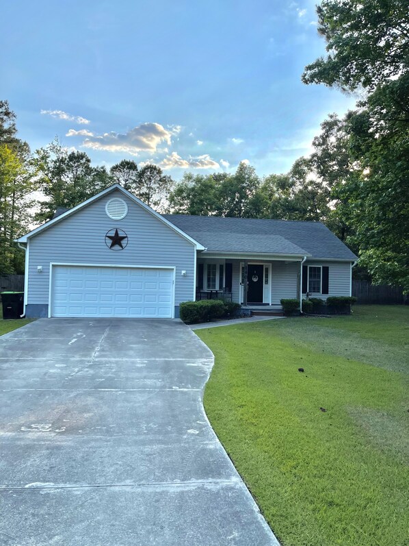 Exterior - ✨BE OUR GUEST & RELAX! MINS. TO THE AIRPORT✨ (Jacksonville)