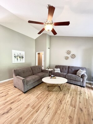 Smart TV, fireplace - ✨BE OUR GUEST & RELAX! MINS. TO THE AIRPORT✨ (Jacksonville)