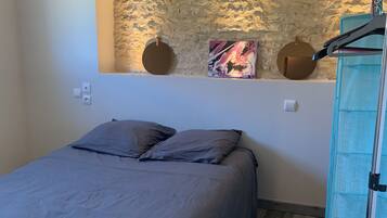 1 chambre, fer et planche Ă repasser, lit parapluie