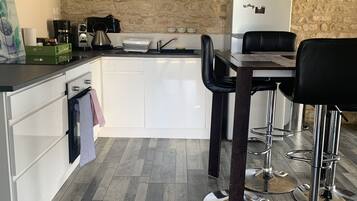 Réfrigérateur, micro-ondes, four, plaque de cuisson