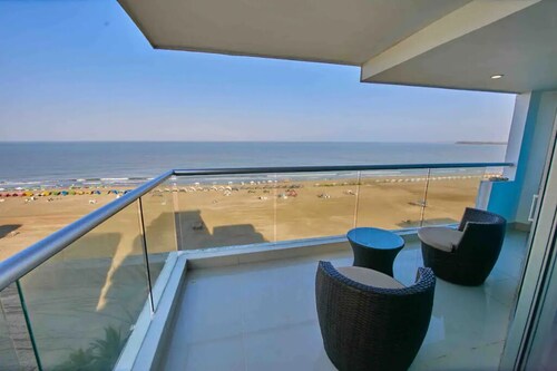 Beachfront Apartment / Panoramic View of the Beach and Ocean
