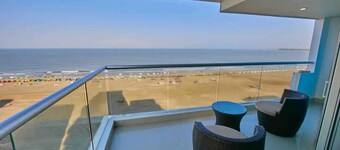 Beachfront Apartment / Panoramic View of the Beach and Ocean