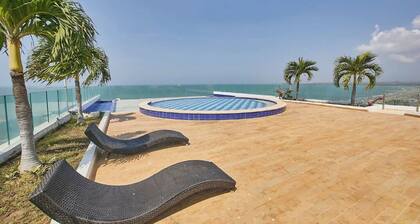 Beachfront Apartment / Panoramic View of the Beach and Ocean