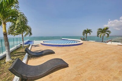 Beachfront Apartment / Panoramic View of the Beach and Ocean