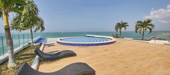 Beachfront Apartment / Panoramic View of the Beach and Ocean