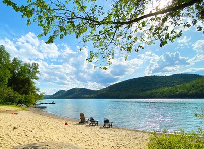 3-Acres Adirondack Cabin: Private Beach, Hiking, Sauna, Pool Table,