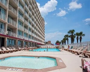 Alberca al aire libre y alberca climatizada