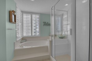 Shower, jetted bath, hair dryer, towels - Beach Colony West 12A Gulf-Front 3 BD/3BA w/Beach Service & Onsite Management (Navarre Beach)