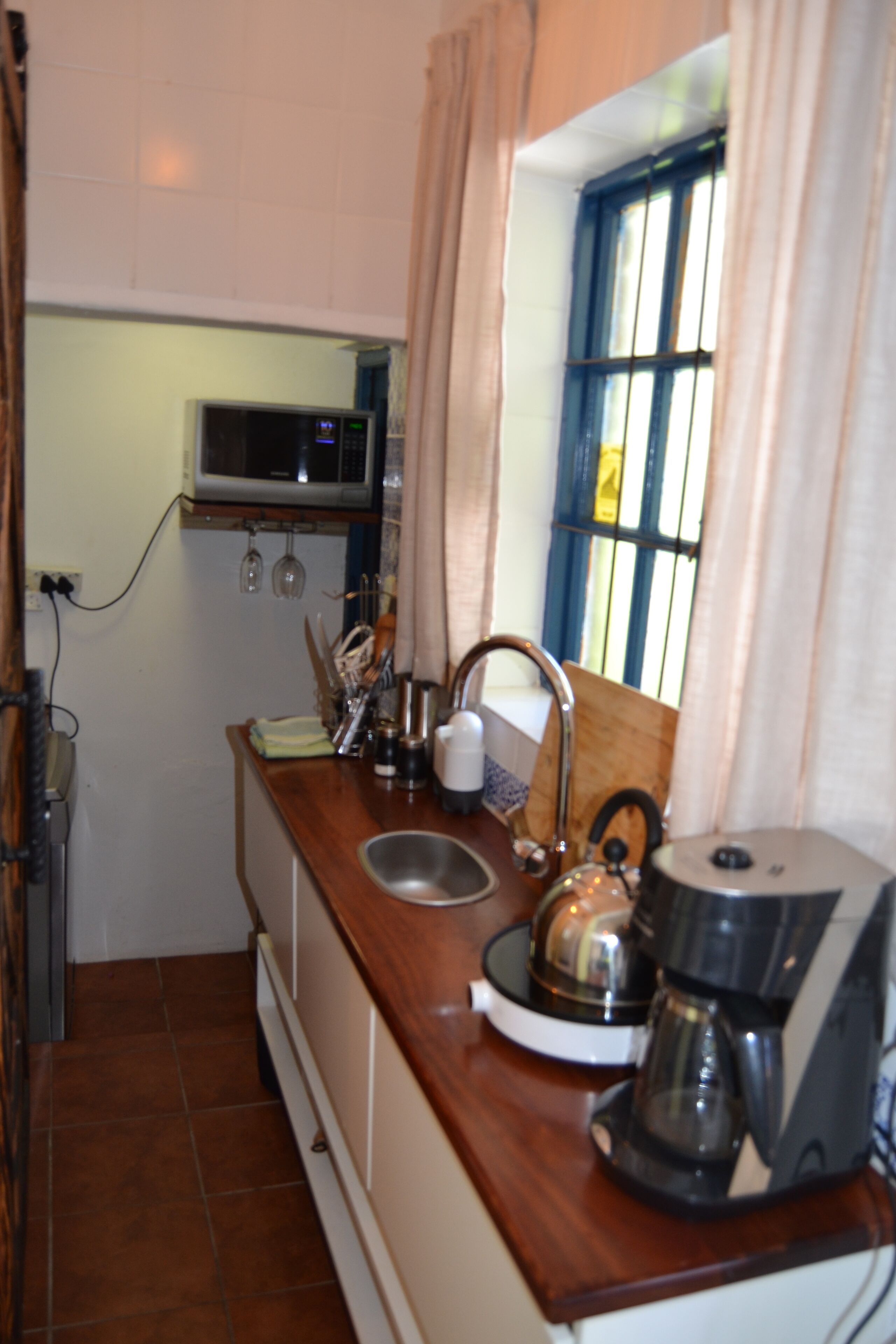 Fridge, microwave, dishwasher, coffee/tea maker