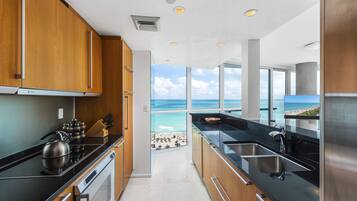 Refrigerador, microondas, horno y parrilla de estufa