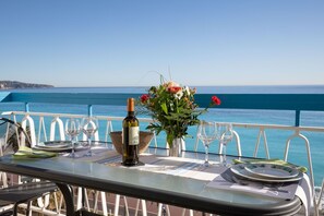 Outdoor dining - Horizon Blue Lux Apartment (Nice)