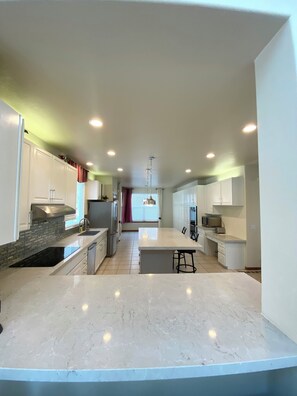 Refrigerador, microondas, horno y parrilla de estufa 