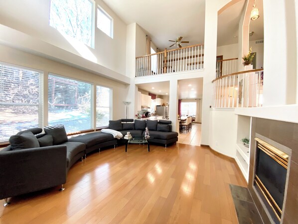 Televisión, chimenea y oficina 