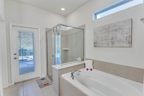 Combined shower/tub, towels, soap, shampoo