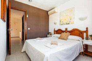 4 dormitorios, tabla de planchar con plancha, cuna de viaje