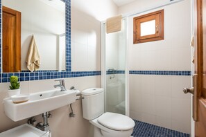 Bañera, secador de pelo y toallas