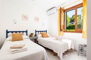 4 bedrooms, iron/ironing board, free WiFi, bed sheets