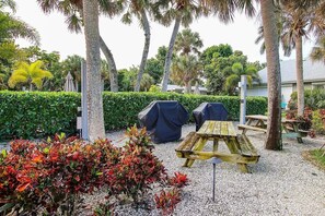 Outdoor dining - Charming Beach Cottage. Walk to Beach, on Bike Path, Screened Porch, Heated Pool (Sanibel)